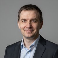 Портрет уверенного российского бизнесмена на нейтральном фоне для сайта по установке лебедок