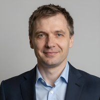 Портрет уверенного российского предпринимателя на нейтральном фоне для сайта по установке лебедок
