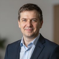 Портрет уверенного российского предпринимателя на нейтральном фоне для сайта по установке лебедок